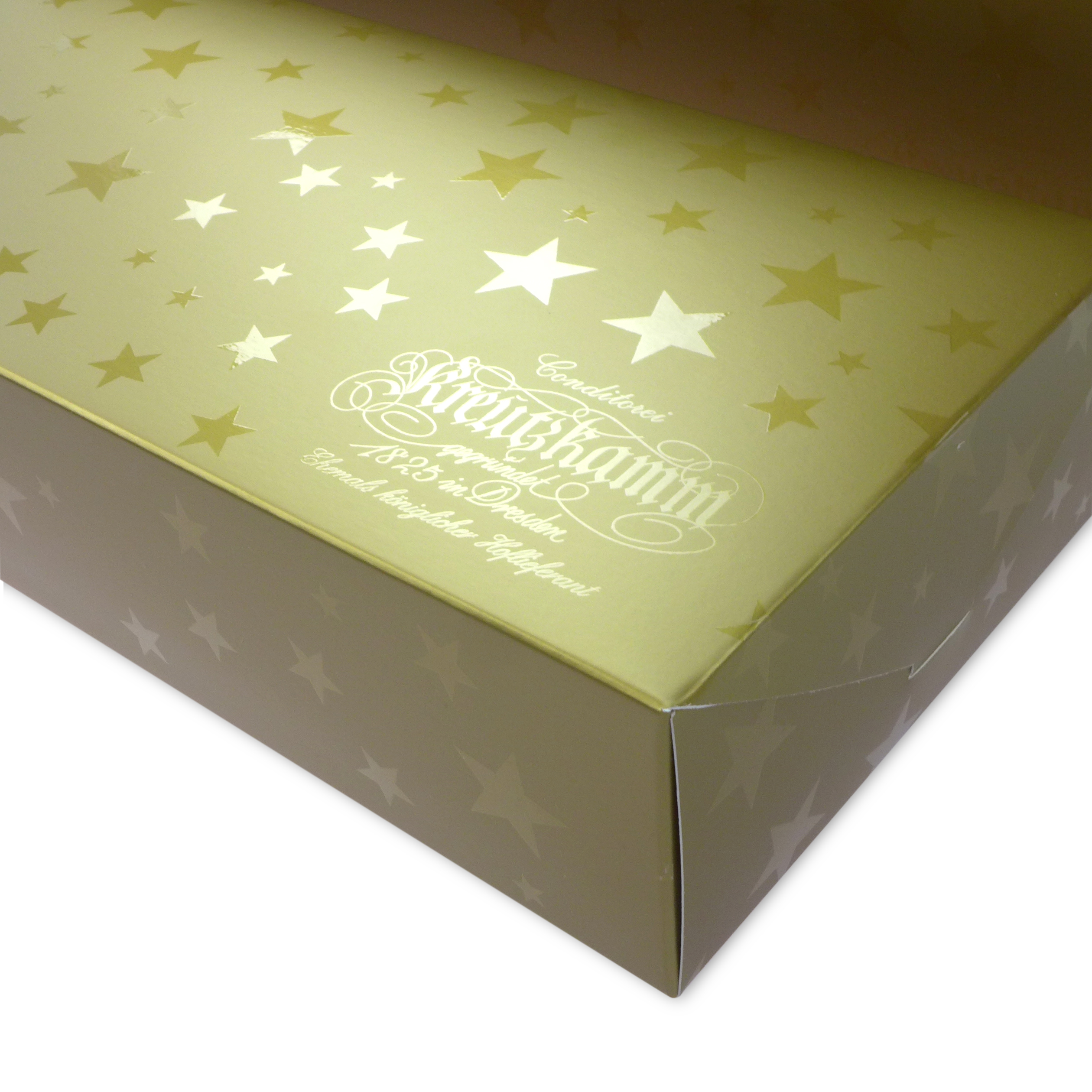 04-Stollen-im-Geschenkpacket Goldene Schachtel mit Sternenmustern und Inschrift "Kreutzkamm 1825 in Dresden".