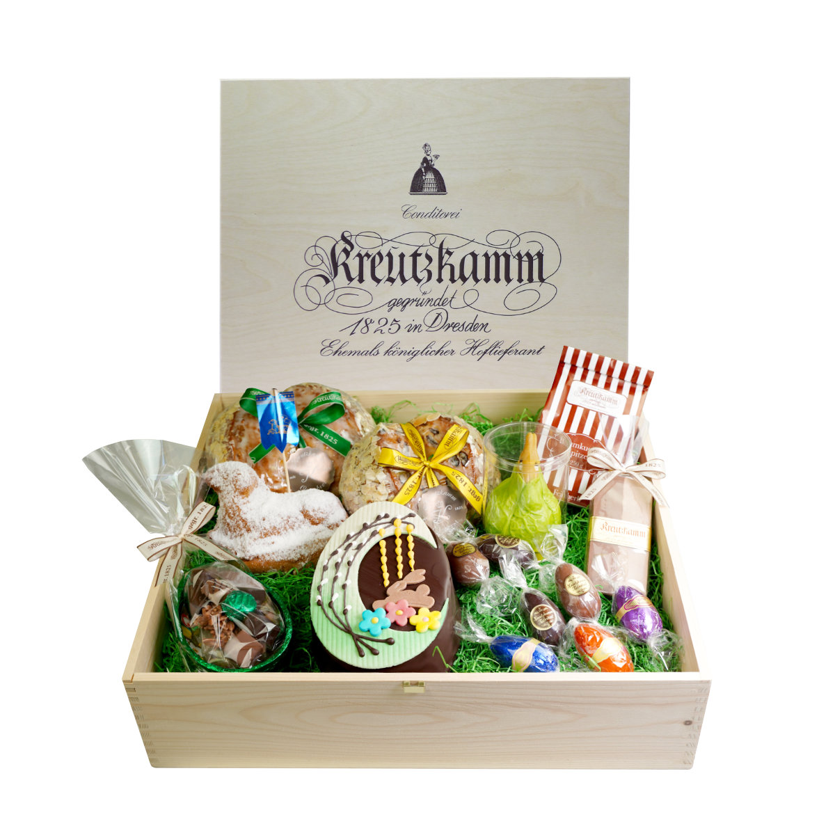 Osterpaket-Nr-04 Holzkiste mit suessen Osterleckerbissen, darunter Schokoladeneier und Gebaeck. Text: Backhaus Kreutzkamm gegruendet 1825 in Dresden Ehemals koeniglicher Hoflieferant.