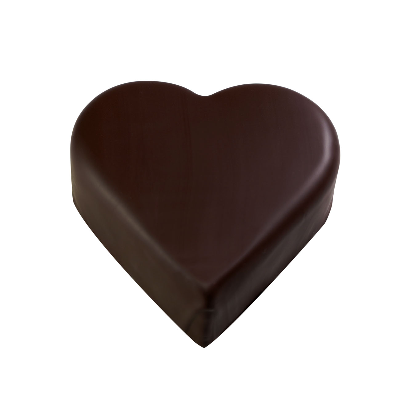 Schokoladenherz liegt auf wei