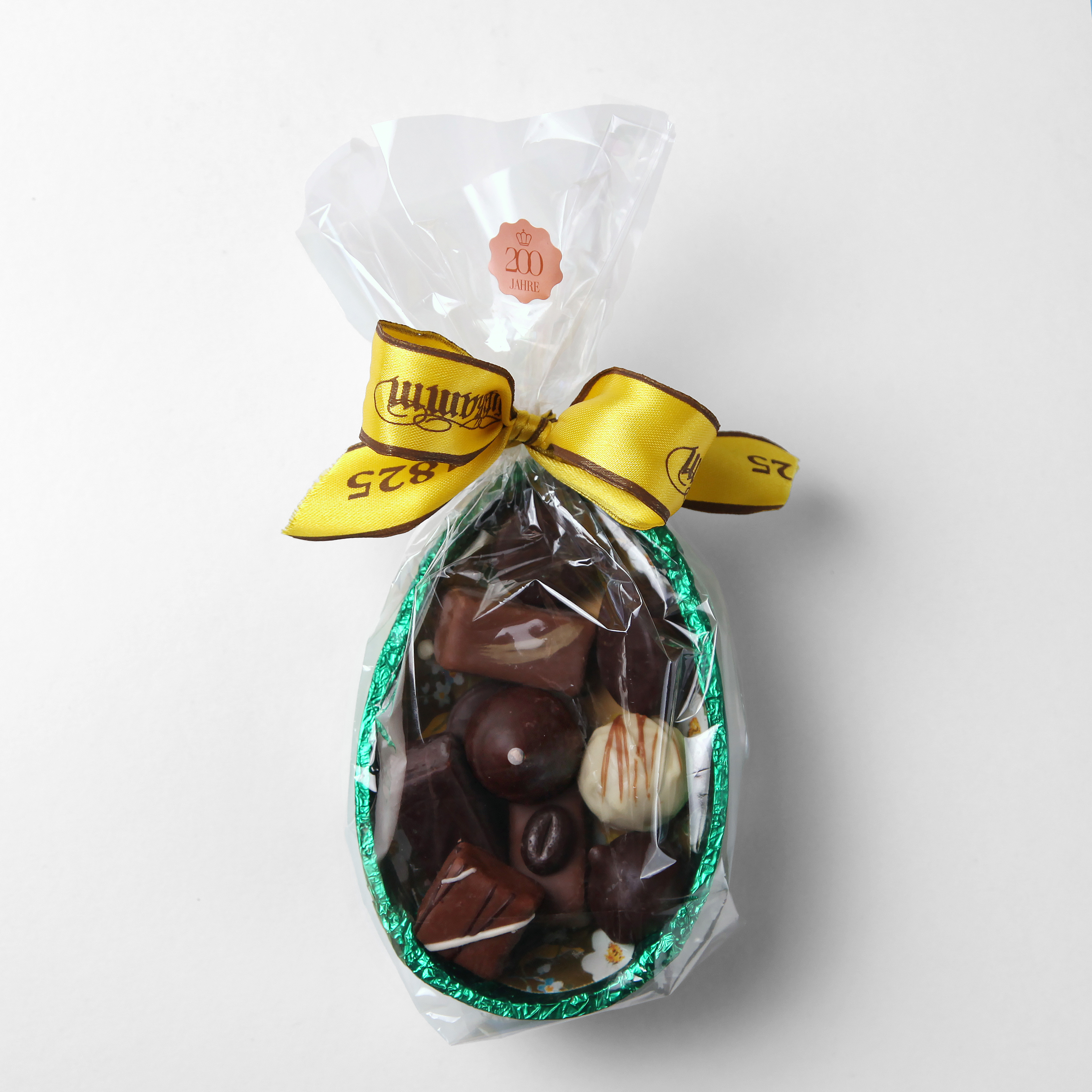 Halbes Schokoladen-Ei mit Pralinen gefüllt