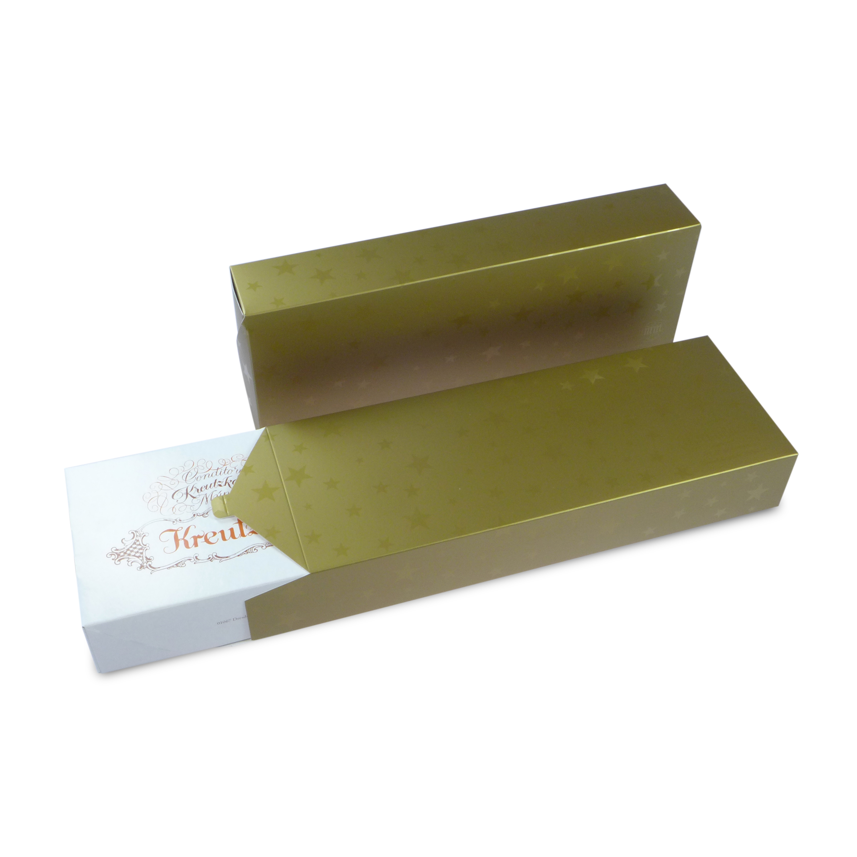 02-Stollen-im-Geschenkpacket Goldene Schachtel mit Sternenmuster, darin weisse Schachtel mit Text "Kreutzkamm".