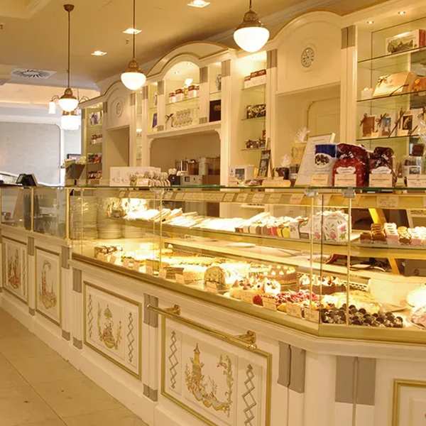 Lebkuchenauslage in Glasvitrine in einem eleganten, gut beleuchteten Laden namens Backhaus Kreutzkamm.