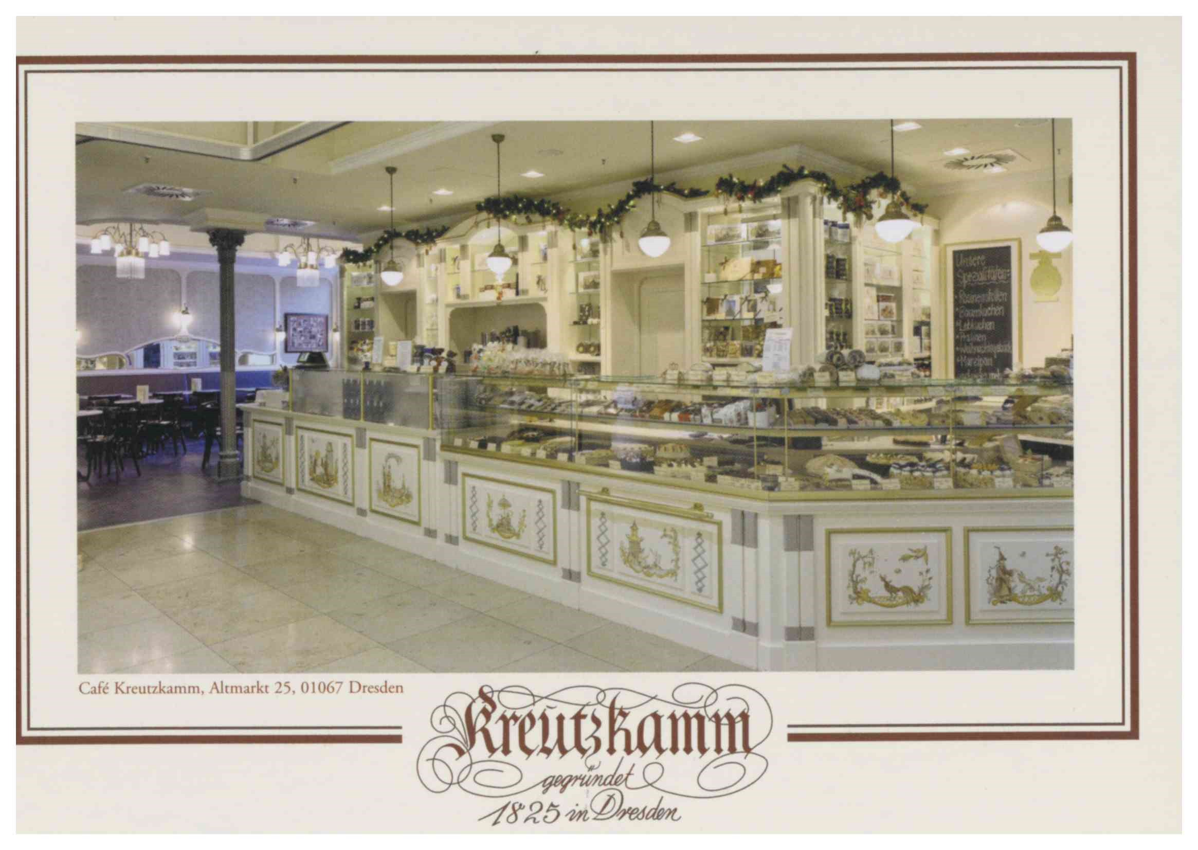 Konditorei-Auslage mit Gebaeck und Suessigkeiten, dekoriert mit Festtagsgirlanden, im Cafe Kreutzkamm, Altmarkt 25, 01067 Dresden. Text lautet: Kreutzkamm gegruendet 1825 in Dresden.