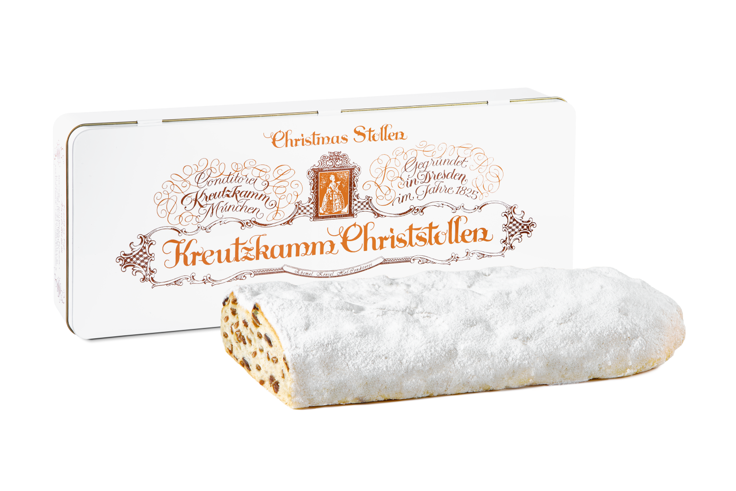 Ein mit Puderzucker bestreuter Christstollen vor einer verzierteren Verpackung mit folgender Aufschrift:

"Christimas Stollen
Gegruendet in Dresden im Jahre 1825
Kreutzkamm Christstollen
Conditorei Kreutzkamm Muenchen"