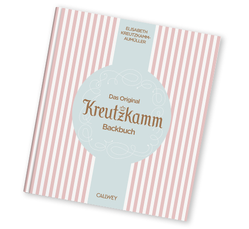Ein Backbuch mit rosa und weissen Streifen. Text: ELISABETH KREUTZKAMM-AUMUELLER, Das Original Kreutzkamm Backbuch, CALLWEY.