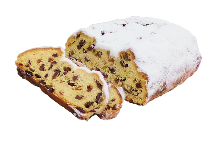 Ein aufgeschnittener Stollen mit Rosinen fuellt den Vordergrund. Staubzucker bedeckt die Oberflaeche.