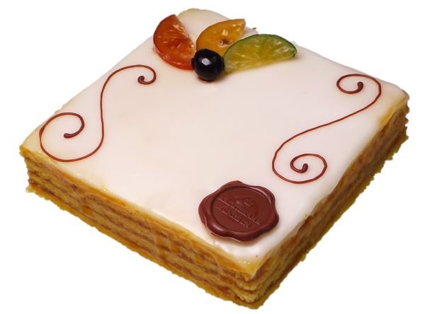 Quadratisches Schichtgebaeck mit Zuckerguss, verziert mit kandierten Fruechten und einem Siegel (mit Text 'Backhaus Kreutzkamm') auf weissem Hintergrund.