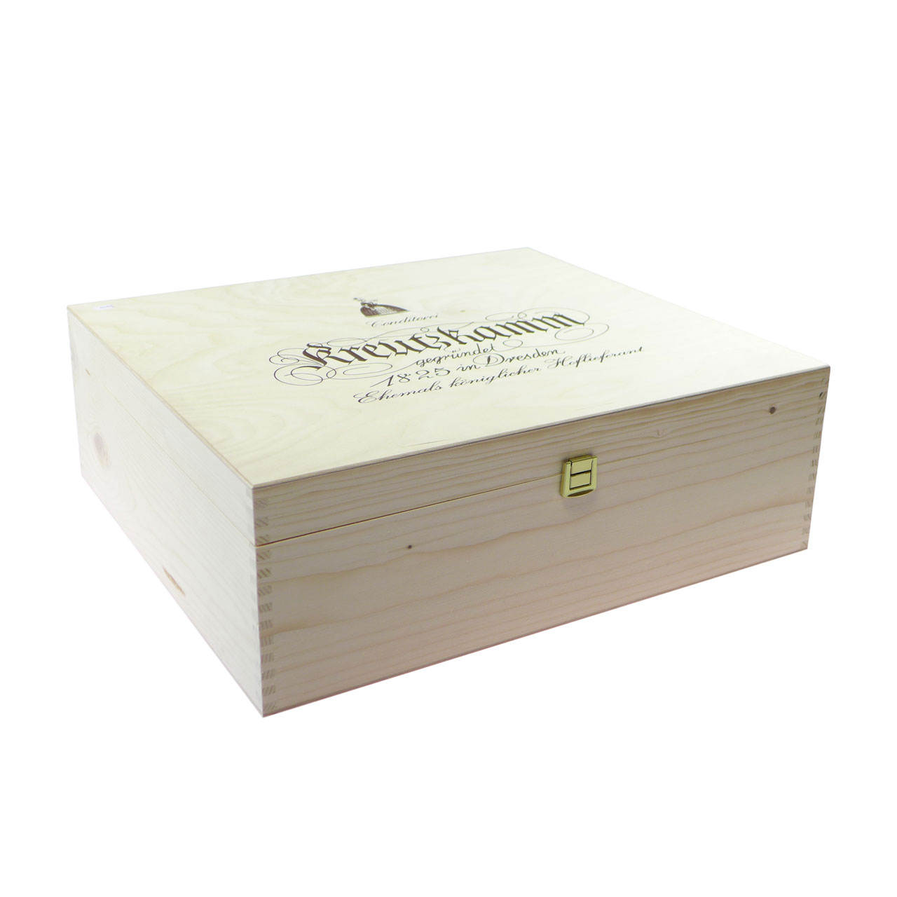 Holzkiste mit Schloss auf weisser Oberflaeche beschriftet mit 
