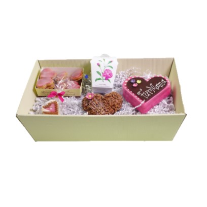 Geschenkbox mit Gebaeck, darunter Lebkuchenherz mit Aufschrift 'F