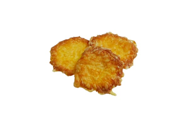Drei goldbraune Kartoffelpuffer liegen auf einem weissen Hintergrund.
