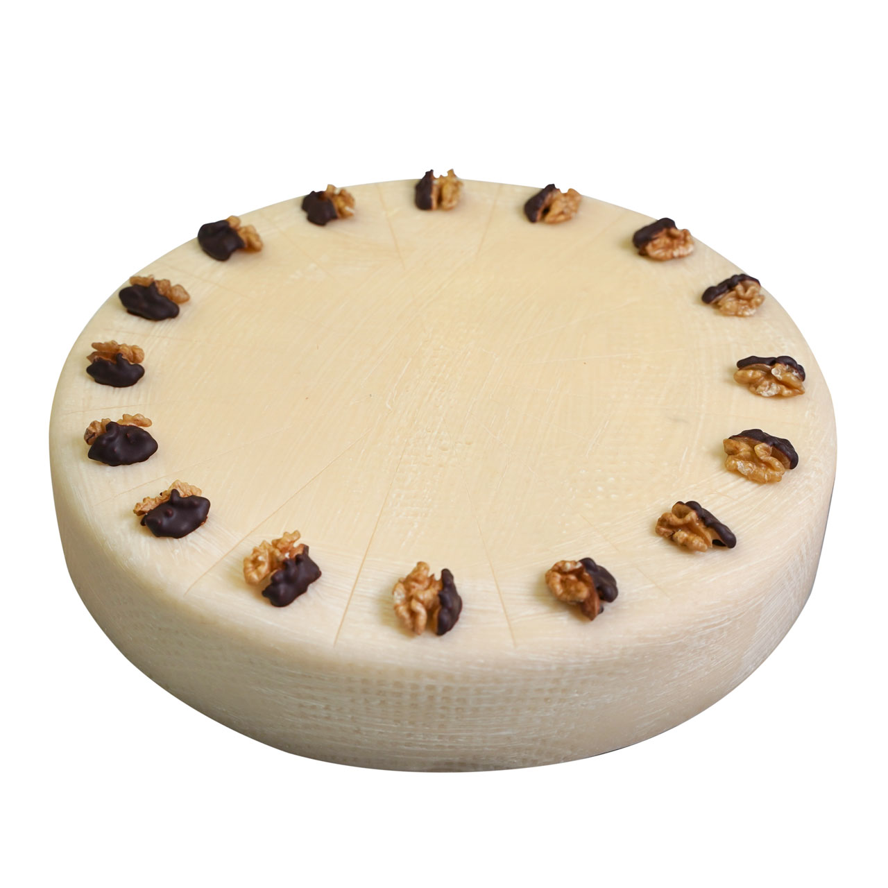 Walnuss-Torte-26-cm Runder Kaesekuchen mit Walnuss-Haelften und Schokolade verziert, auf weissem Hintergrund.