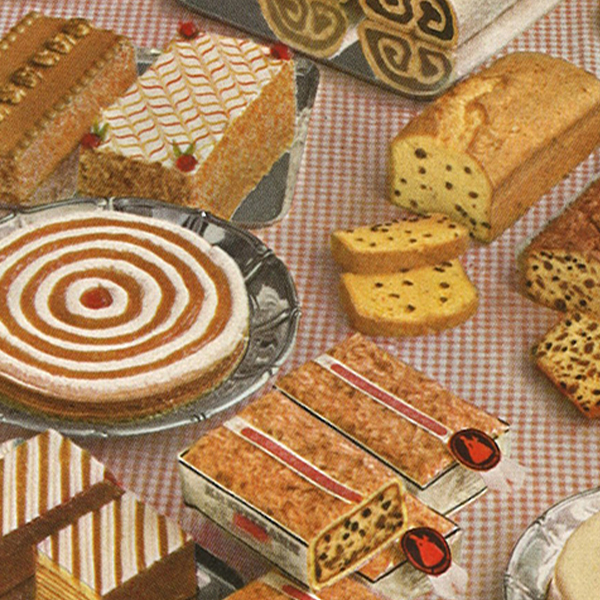 Verschiedene Arten von Kuchen und Backwaren auf einem karierten Tischtuch pr