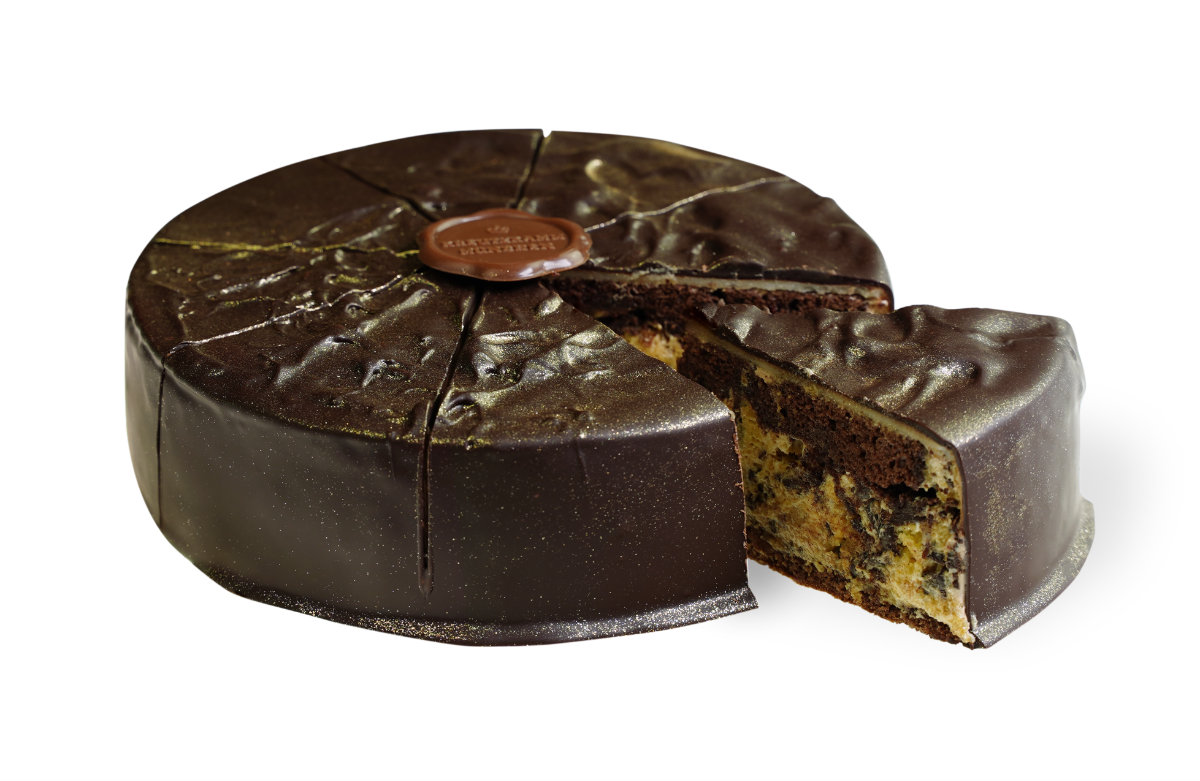 Torte-Anschnitt-Netz Ein runder Schokoladenkuchen mit einer Scheibe herausgeschnitten; Text: "Backhaus Kreutzkamm".