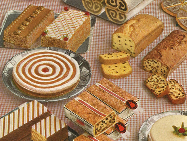 Verschiedene Kuchen und Backwaren auf rot-weiss kariertem Tischtuch, einige geschnitten.