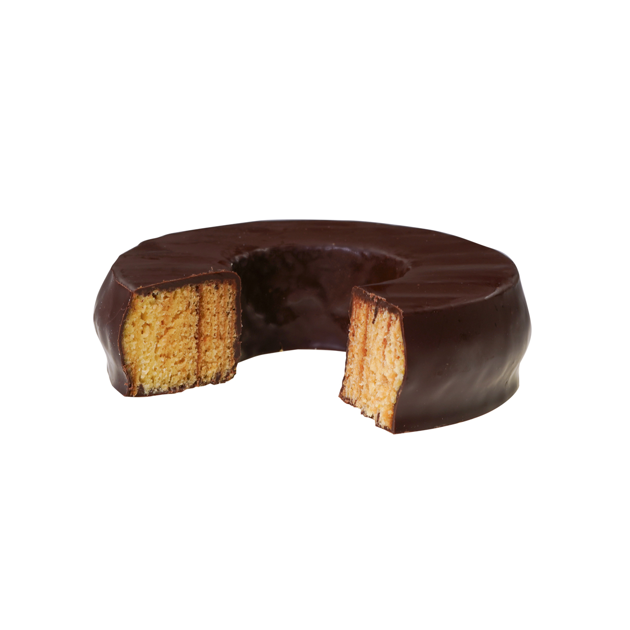 Baumkuchen-Feinherb-200g-Stueck Schokoladenueberzogener Baumkuchenring mit ausgeschnittenem Stueck, auf weissem Hintergrund.