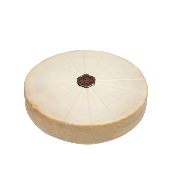 Runder Zuckerkuchen mit weissem Guss und Wachssiegel von Backhaus Kreutzkamm auf weissem Hintergrund.