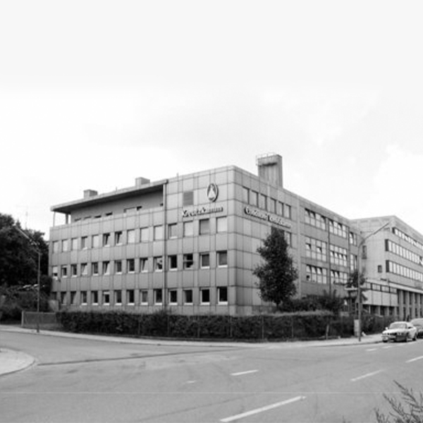 Ein mehrstoeckiges Gebaeude mit der Aufschrift "Backhaus Kreutzkamm", an der Strassenecke.