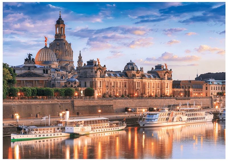 Dresden-Stadtansicht Zwei Passagierschiffe liegen am Flussufer, im Hintergrund historische Gebaeude bei Sonnenuntergang.