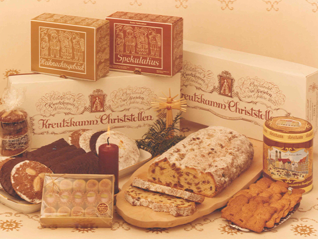 Verschiedene Backwaren und Suessigkeiten auf einem Tisch; Text: Kreutzkamm, Weihnachten, Christstollen, Spekulatius, Weihnachtsgebaeck.