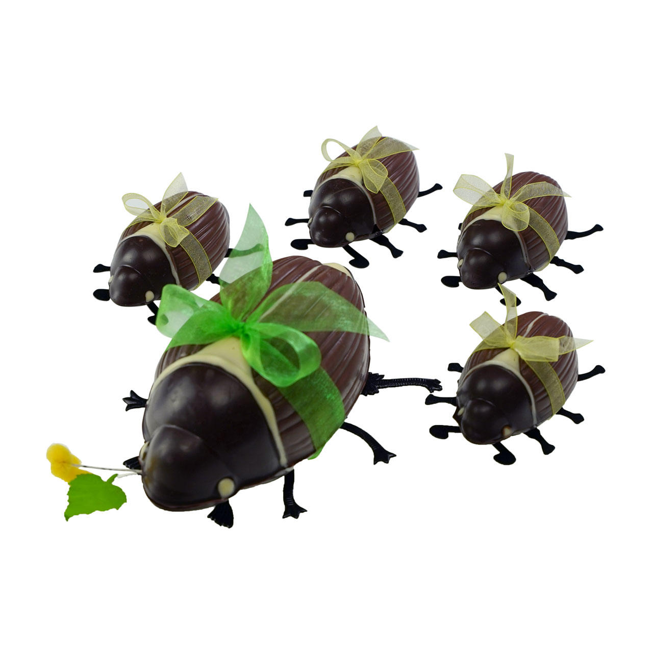 03-Meik-fer Fuenf Marienkaefer-Schokoladenfiguren mit bunten Schleifen aus Schokolade auf weissem Hintergrund.