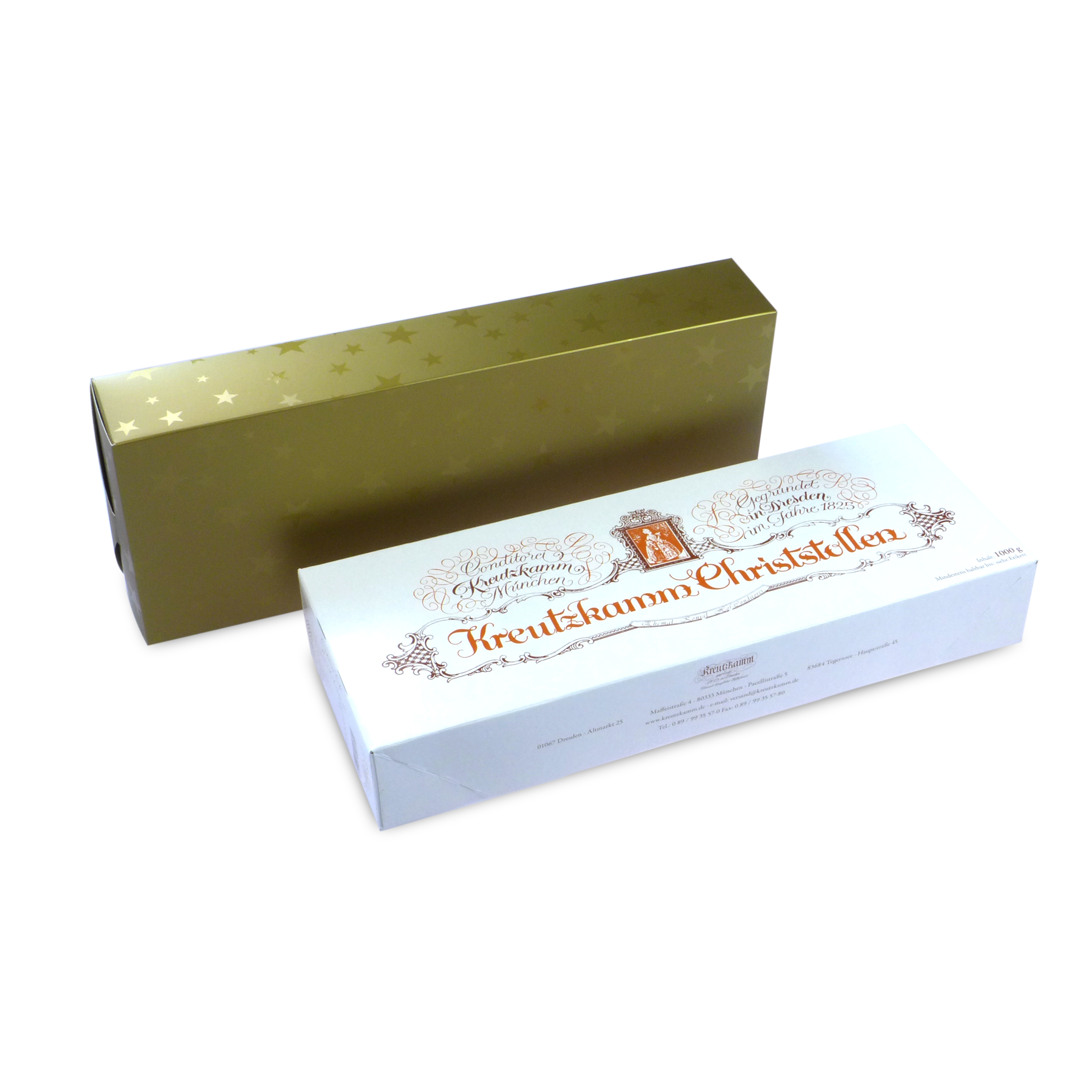 01-Stollen-im-Geschenkpacket Goldener Karton mit Sternenmuster liegend neben weissem Karton mit der Aufschrift