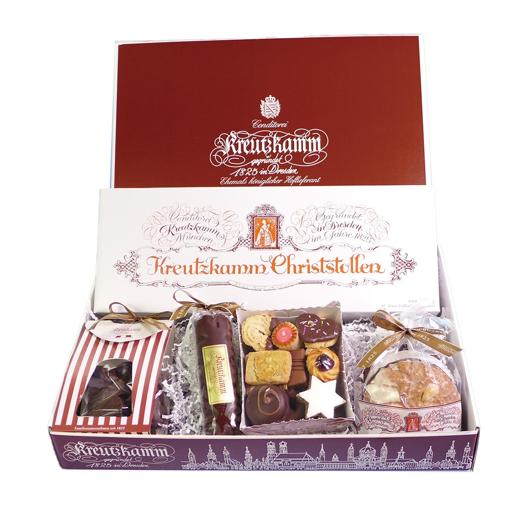 Weihnachtspaket-Nr3 Geschenkbox mit verschiedenen Suessigkeiten von Konditorei Kreutzkamm, verziert und verpackt. Text: