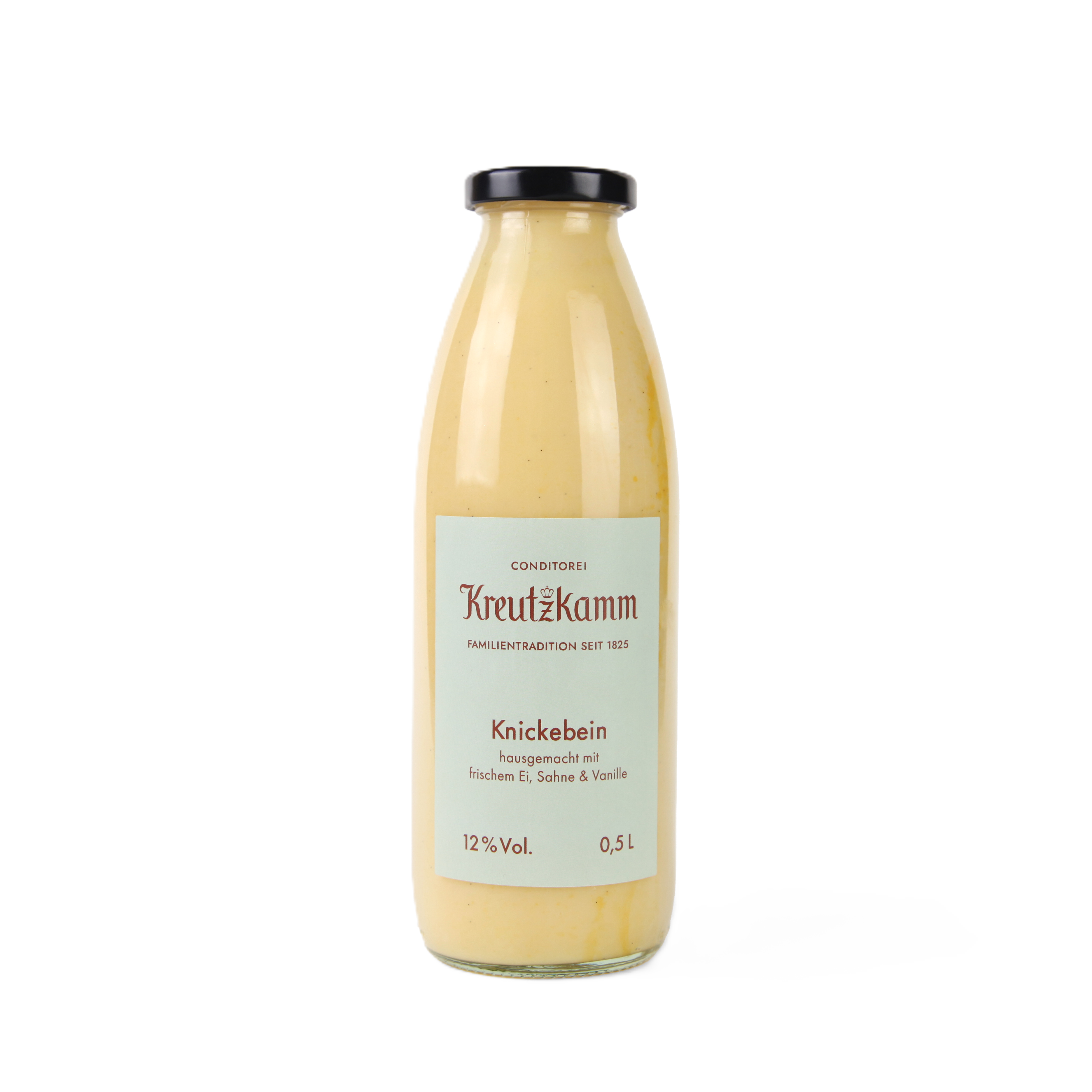 Knickebein_KK Flasche gefuellt mit gelber Fluessigkeit, etikettiert mit "Kreutzkamm Knickebein, hausgemacht mit frischem Ei, Sahne & Vanille, 12% vol., 0,5 L".