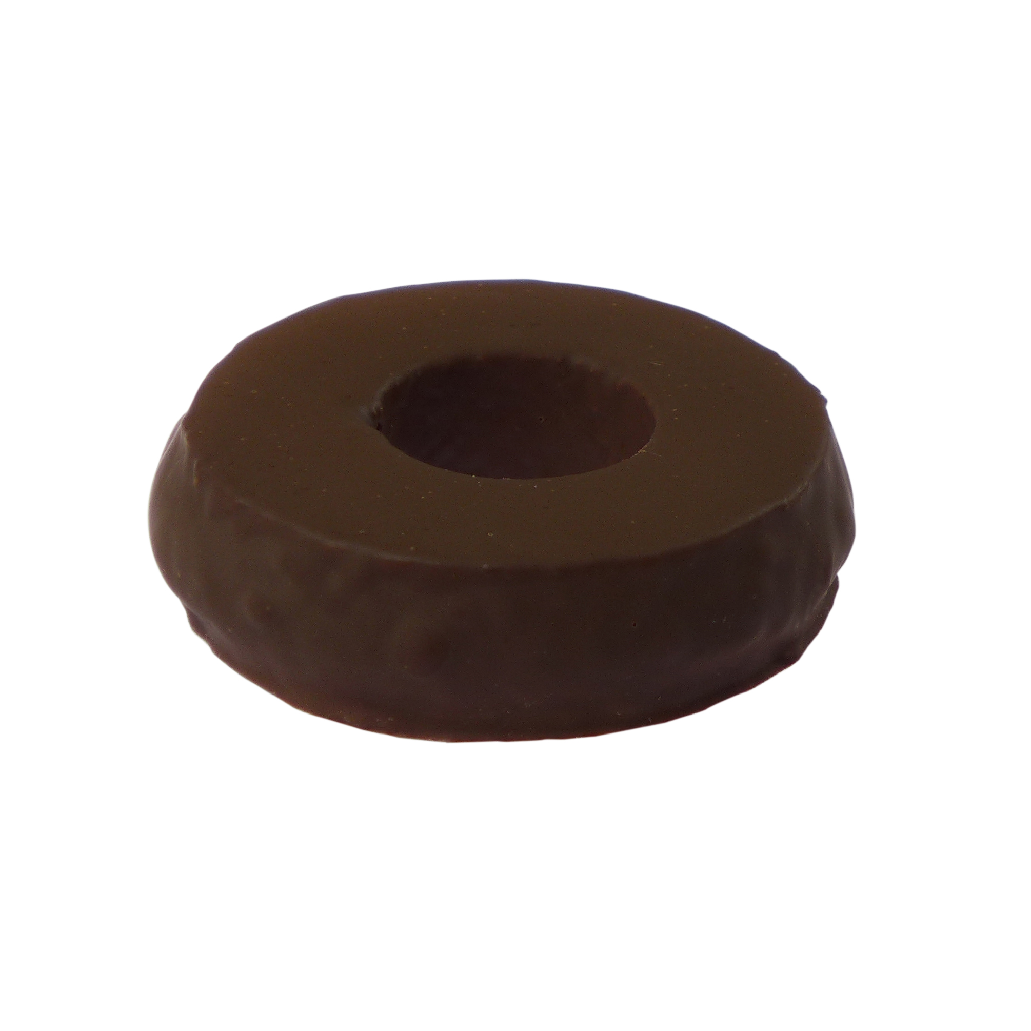 03-Baumkuchen-feinherb-200g-Geschenkkarton Brauner Schokoladenring mit Loch in der Mitte, auf weissem Hintergrund liegend.