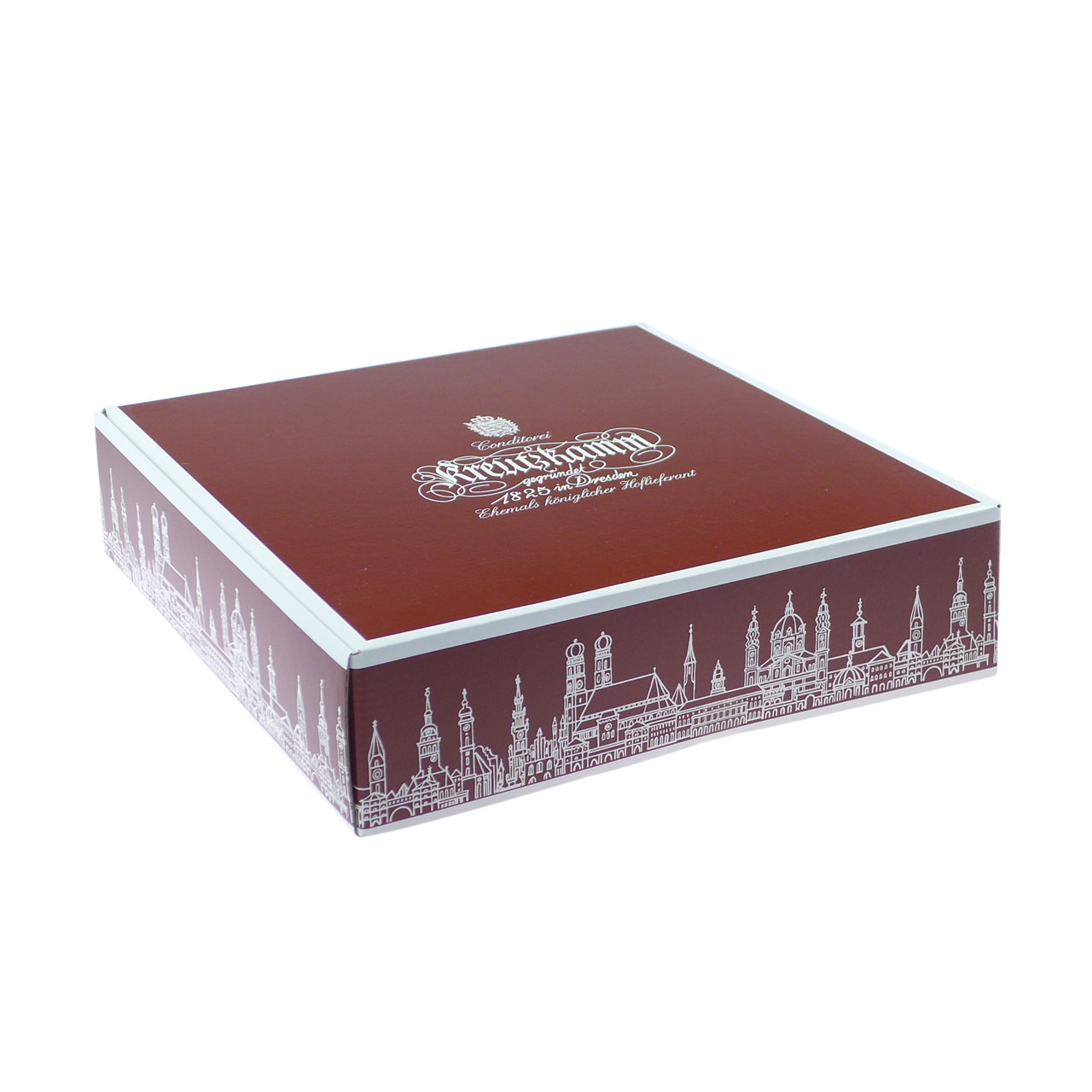 Eine rote Schachtel von Konditorei Kreutzkamm mit weissen Verzierungen und Text:

"Condittorei Kreutzkamm  
Gegruendet 1825 in Dresden  
Ehemals koeniglicher Hoflieferant"
